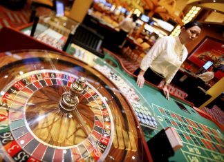 Dealer là gì? Vai trò của Dealer trong các ván bài Casino trực tuyến? dealer là gì