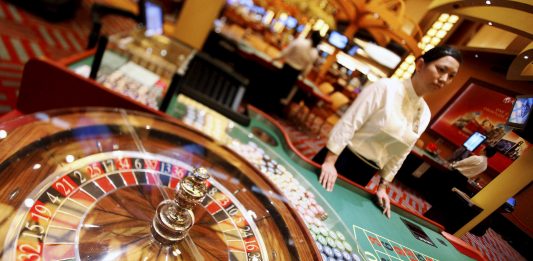 Dealer là gì? Vai trò của Dealer trong các ván bài Casino trực tuyến? dealer là gì