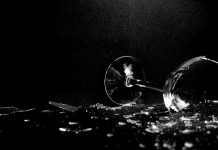 Thấy lọ hoa bị vỡ là điềm báo gì? Hên hay xui? Làm vỡ đồ vậy có phải là điềm lành hay dữ