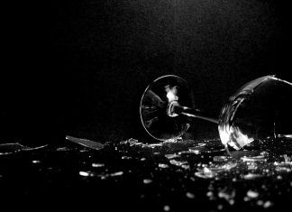 Thấy lọ hoa bị vỡ là điềm báo gì? Hên hay xui? Làm vỡ đồ vậy có phải là điềm lành hay dữ