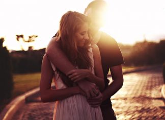 Mơ thấy người khác phái ôm mình đánh con gì chuẩn nhất?