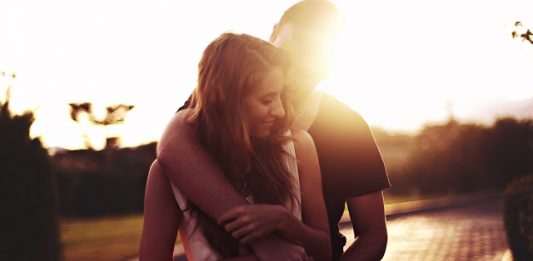 Mơ thấy người khác phái ôm mình đánh con gì chuẩn nhất?