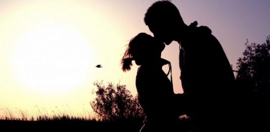 Mơ thấy hôn nhau là điềm báo gì? Giải mã con số may mắn Mơ thấy hôn nhau