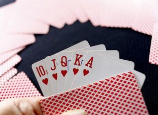 Đánh bài cởi quần áo là gì? Những điểm khác lạ của trò chơi này Đánh bài cởi quần áo là gì