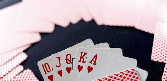 Đánh bài cởi quần áo là gì? Những điểm khác lạ của trò chơi này Đánh bài cởi quần áo là gì